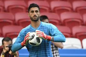 Alireza Beiranvand atajando un balón con la selección iraní