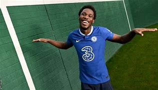 David Datro Fofana posando con la camiseta del Chelsea