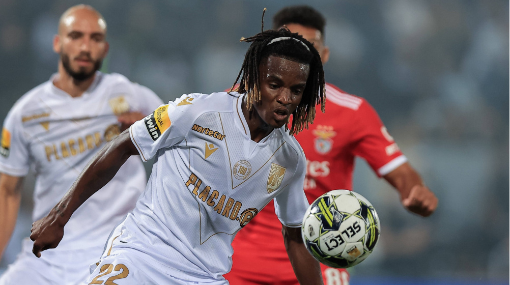 Ibrahima Bamba defendiendo con el Vitória Guimarães