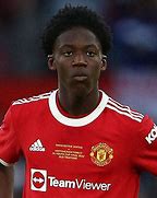 Kobbie Mainoo jugando con el Manchester United