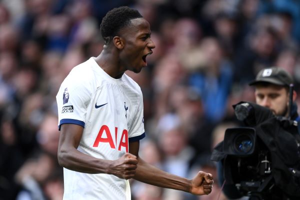 Pape Matar Sarr conduciendo el balón con el Tottenham