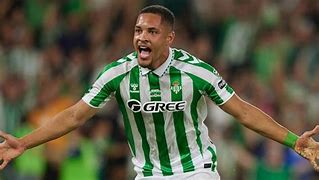 Vitor Roque celebrando con el Real Betis